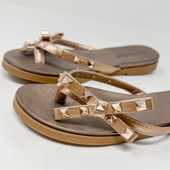 Olivia Miller Women's Tan Bow Gold Studded Flip Flop Slide Sandals Size 6 - Picture 2 of 9